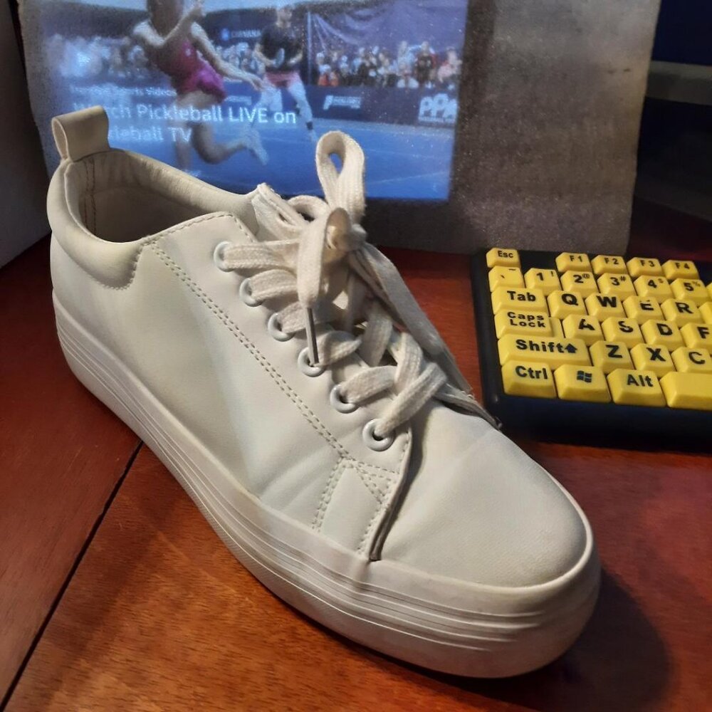 Comfort At Every Step White Reptile Design PVC Sneaker Women Size 8 PreLoved